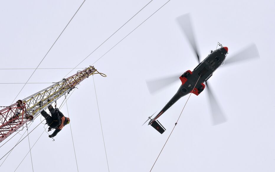 Démontage de l'antenne radio G7, hélitreuillée